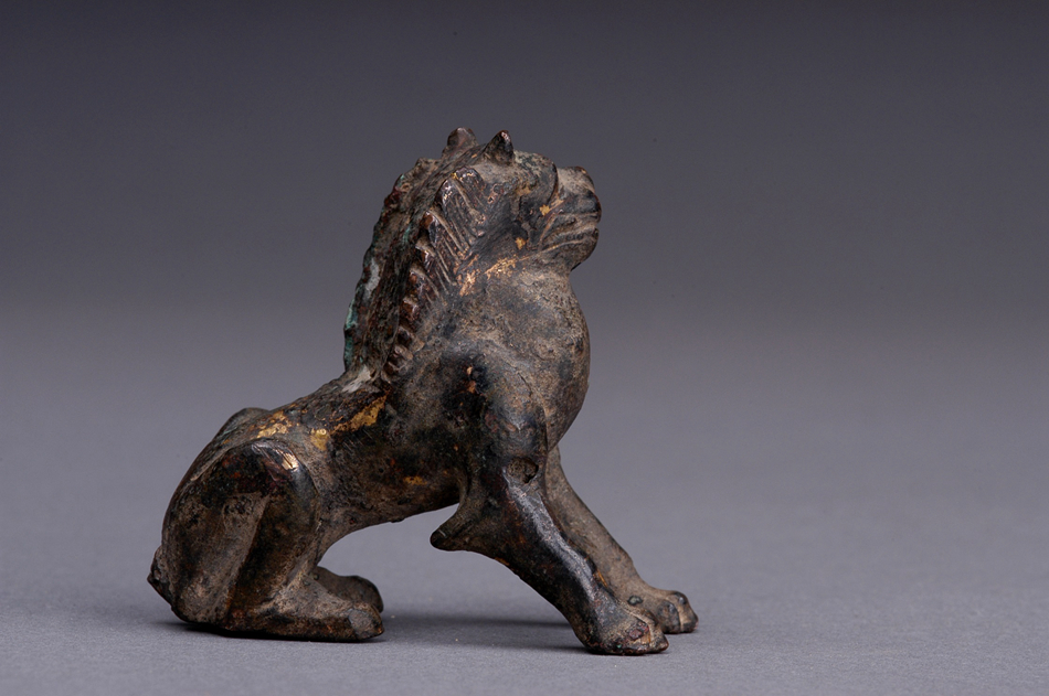 唐鎏金蹲狮铜造像