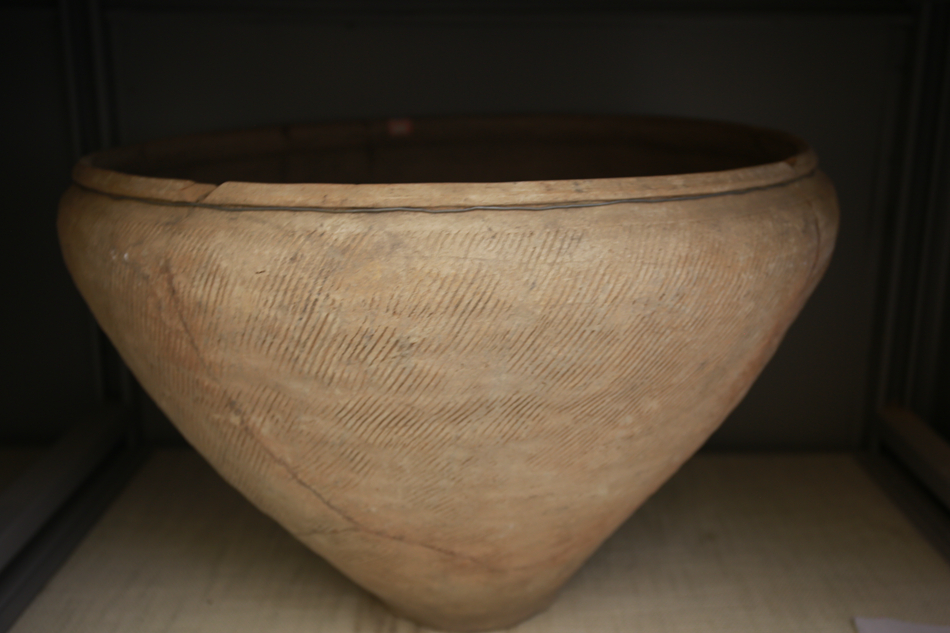 新石器时代仰韶中期（庙底沟类型）绳纹敛口缸