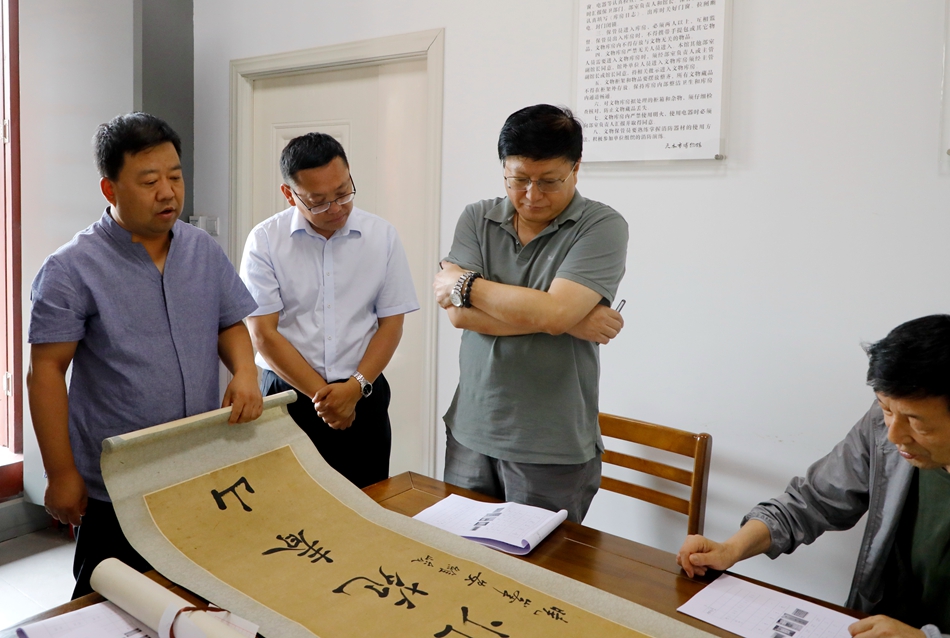 天水市博物馆邀请甘肃省文物鉴定委员会专家对捐赠文物和拟征集文物进行鉴定