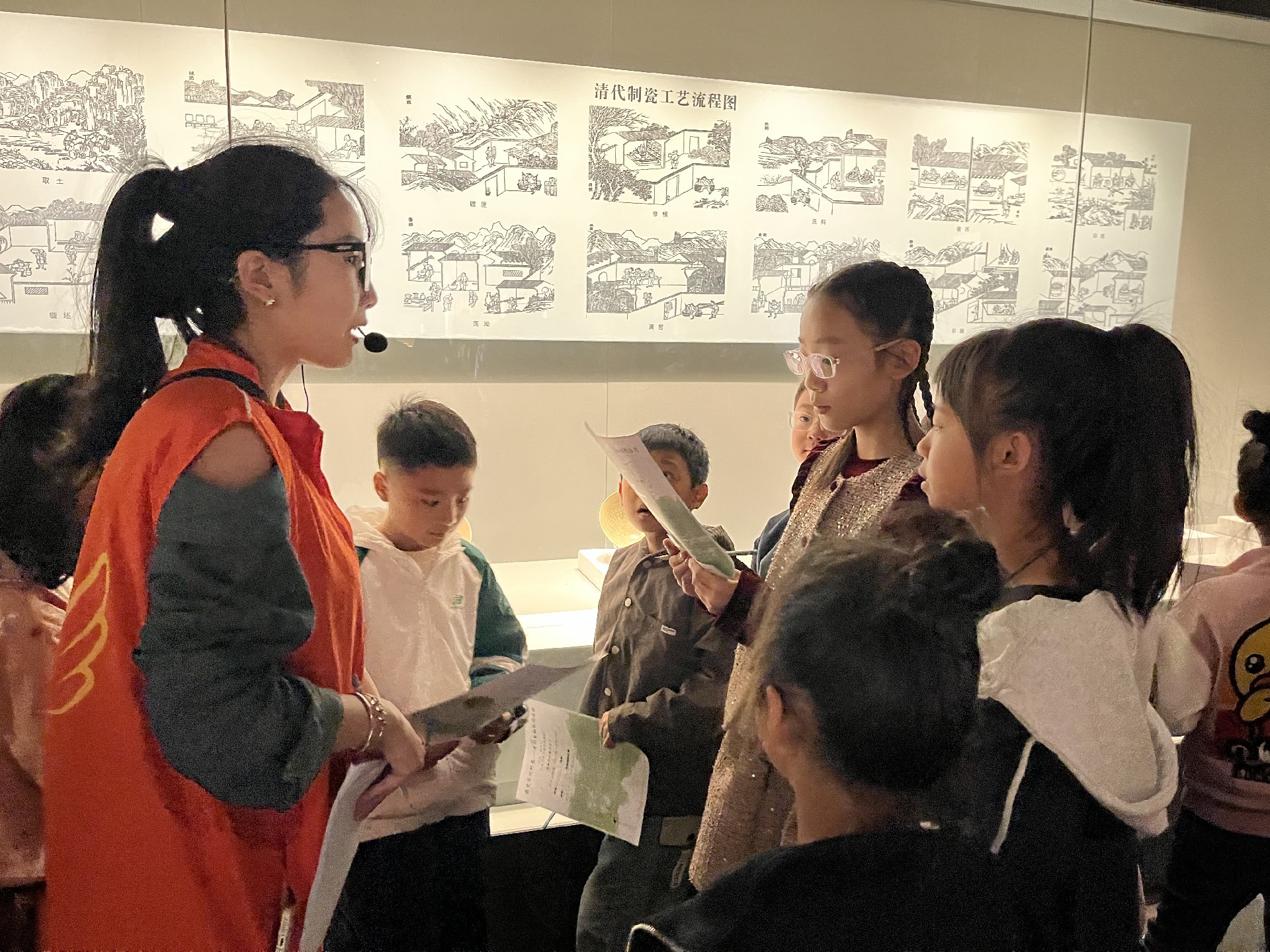 馆内参观.jpg